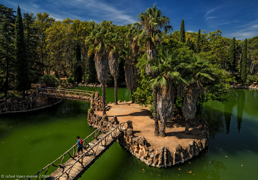 Puentes, grutas, lagos… el Parque Samà de Cambrils es un gran jardín para jugar para los niños.